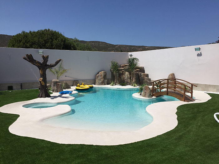 Piscina tematizada-con-puente