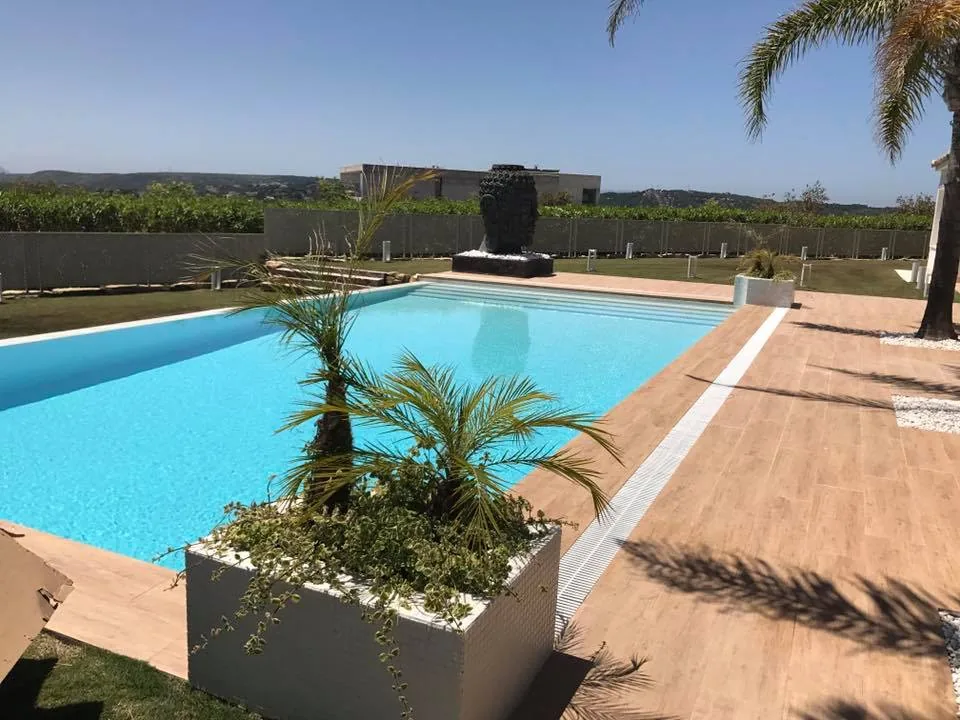 Piscina integrada con rocalla