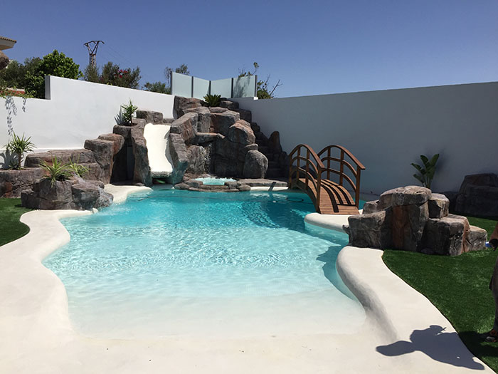 Piscina con acceso tipo playa y rocalla